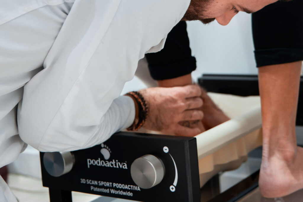 Podólogo realizando una prueba en un paciente