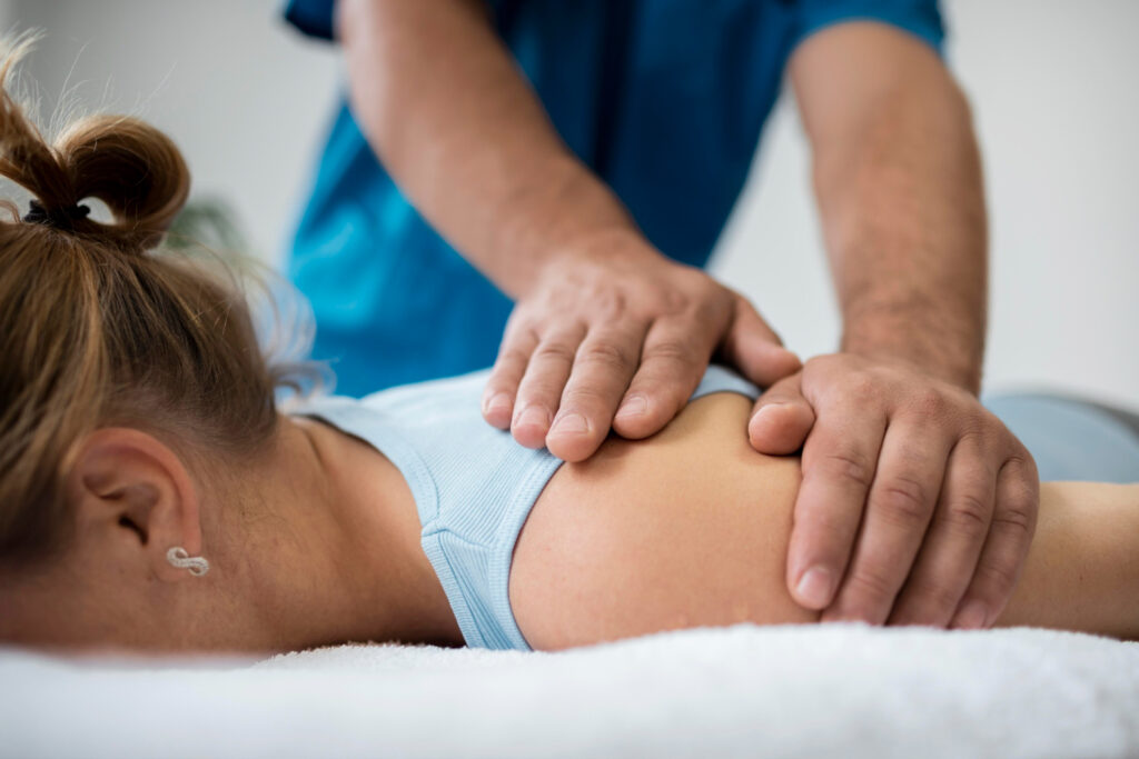 fisioterapeuta realizando un masaje terapéutico en espalda